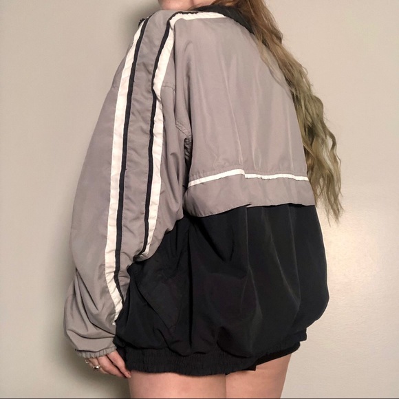 Vintage windbreaker jacket! - Picture 2 of 3